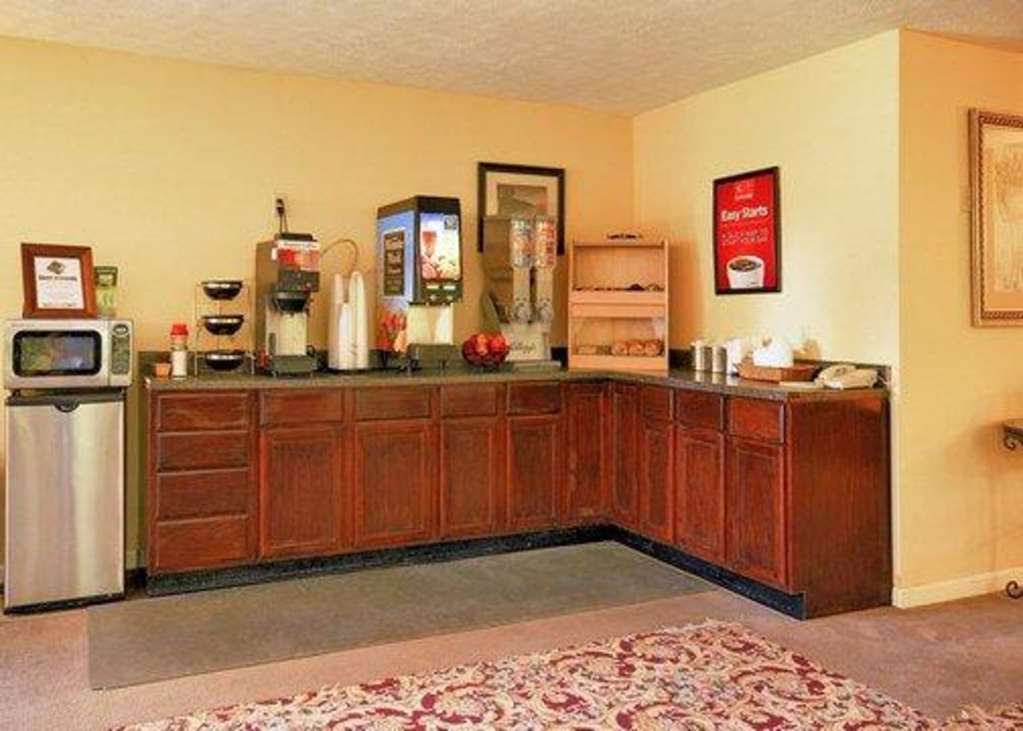 Econo Lodge Inn & Suites Groton Restaurace fotografie